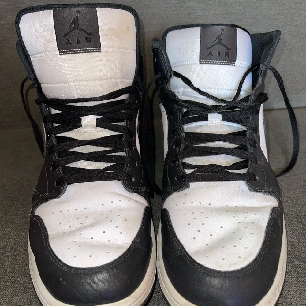Nike Black and White High-Top Jordan 1 Sneakers with Crackle Pattern - Picture 2 of 6